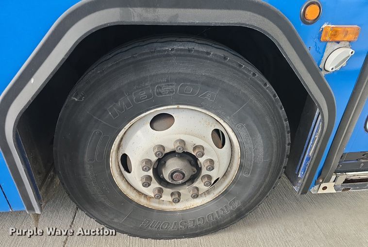 image for item DQ4429 2006 Gillig shuttle bus