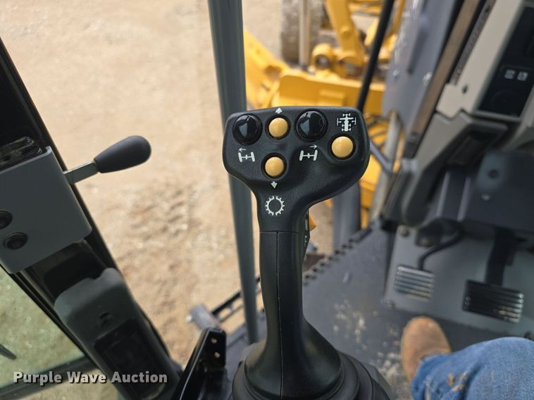 image for item DQ4433 2012 Caterpillar 140M2  motor grader