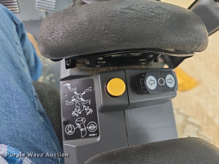 image for item DQ4433 2012 Caterpillar 140M2  motor grader