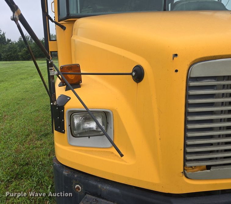 image for item DQ4439 2001 Freightliner FS65 school bus