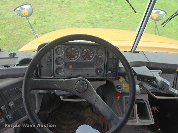 image for item DQ4439 2001 Freightliner FS65 school bus