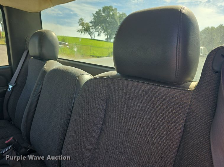 image for item DQ4448 2003 Chevrolet  Silverado 1500  pickup truck