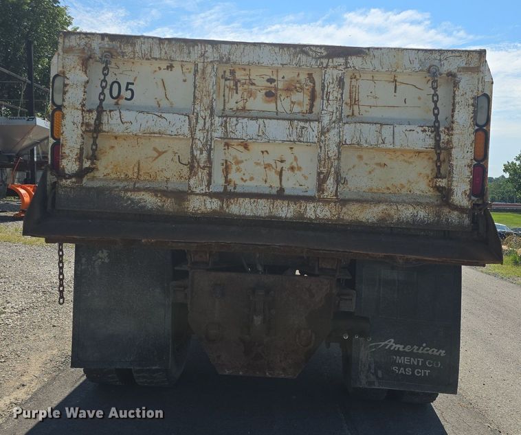 image for item DQ4458 2007 International  7300 dump truck