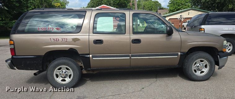 image for item DQ5122 2004 Chevrolet Suburban SUV