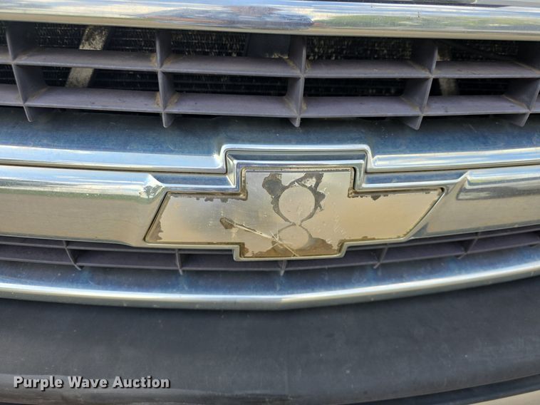 image for item DQ5122 2004 Chevrolet Suburban SUV