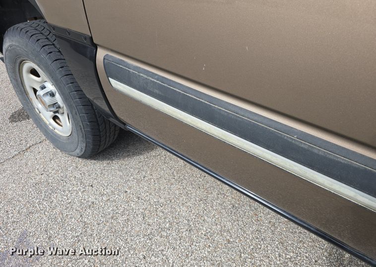 image for item DQ5122 2004 Chevrolet Suburban SUV