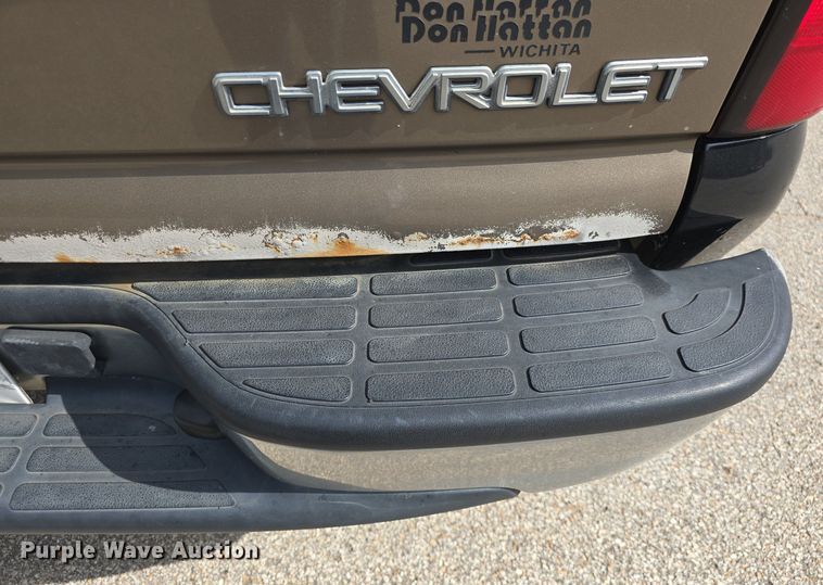 image for item DQ5122 2004 Chevrolet Suburban SUV