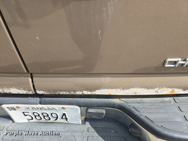 image for item DQ5122 2004 Chevrolet Suburban SUV