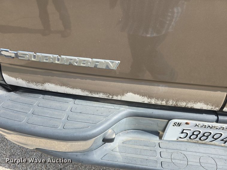 image for item DQ5122 2004 Chevrolet Suburban SUV