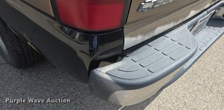 image for item DQ5122 2004 Chevrolet Suburban SUV