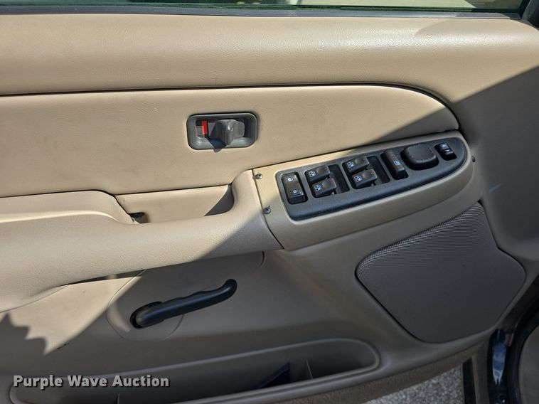 image for item DQ5122 2004 Chevrolet Suburban SUV