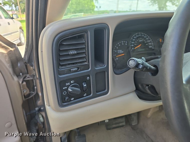 image for item DQ5122 2004 Chevrolet Suburban SUV