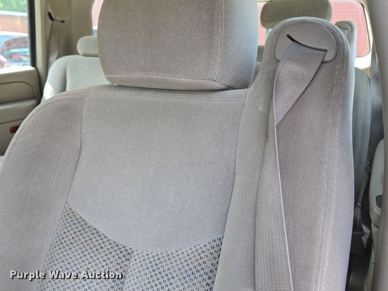 image for item DQ5122 2004 Chevrolet Suburban SUV