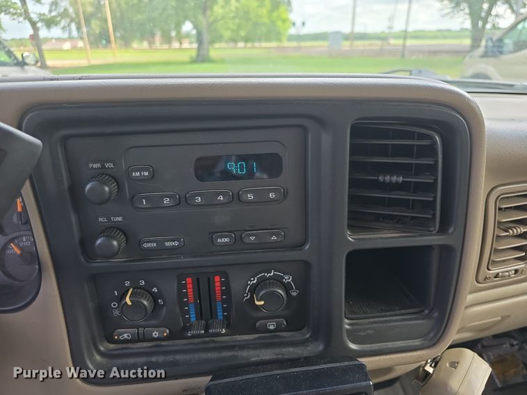 image for item DQ5122 2004 Chevrolet Suburban SUV