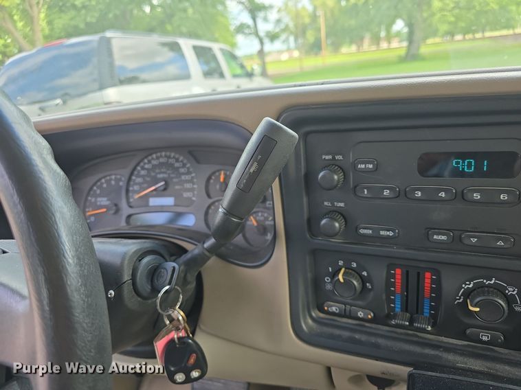 image for item DQ5122 2004 Chevrolet Suburban SUV