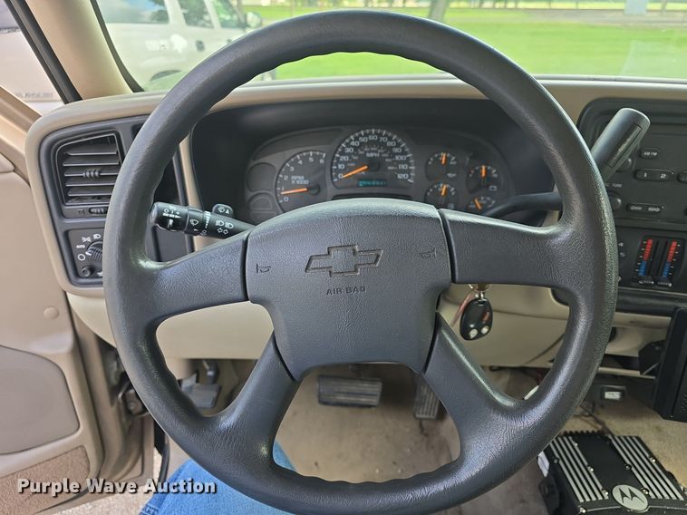 image for item DQ5122 2004 Chevrolet Suburban SUV