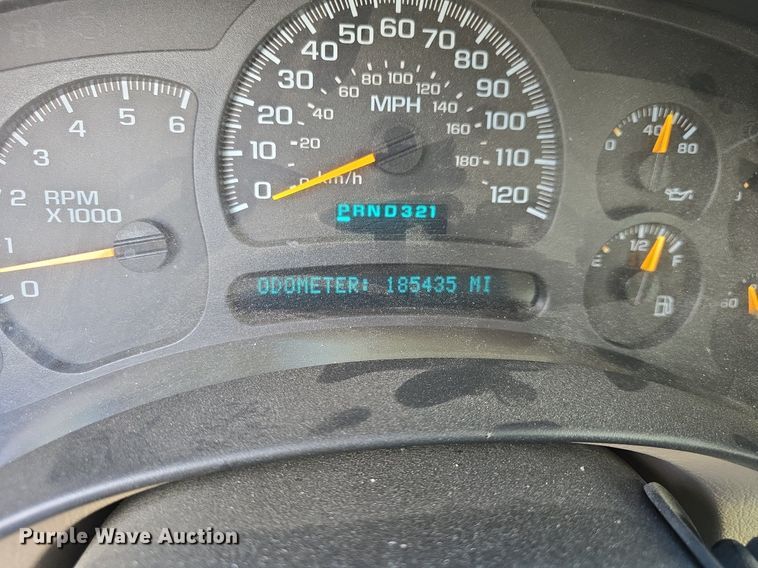 image for item DQ5122 2004 Chevrolet Suburban SUV