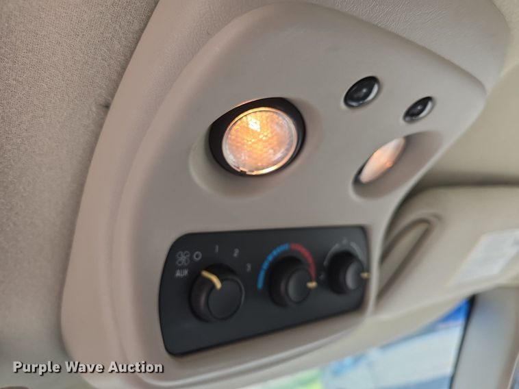 image for item DQ5122 2004 Chevrolet Suburban SUV