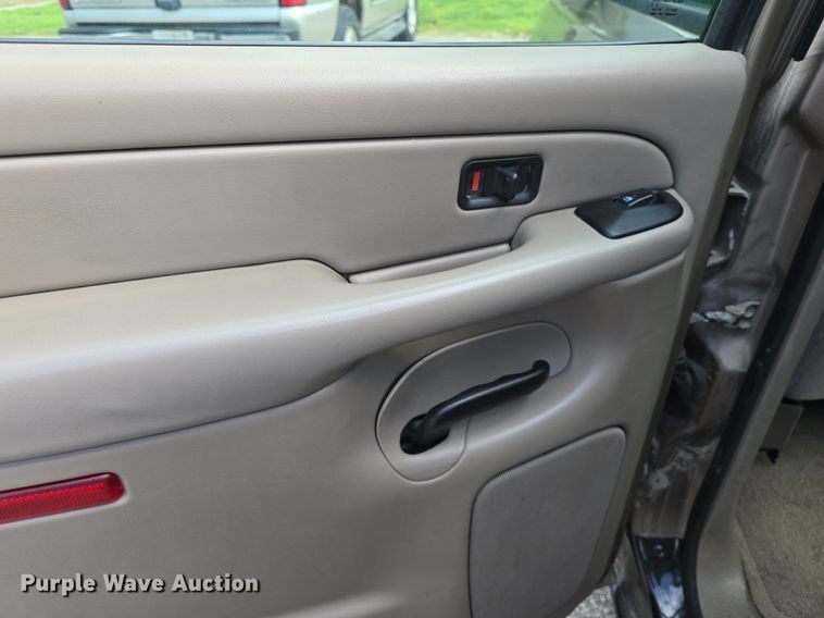 image for item DQ5122 2004 Chevrolet Suburban SUV