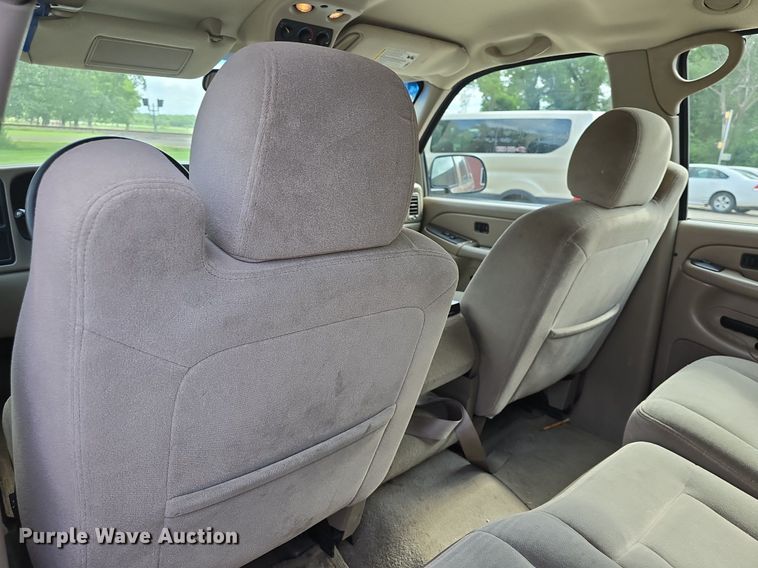 image for item DQ5122 2004 Chevrolet Suburban SUV