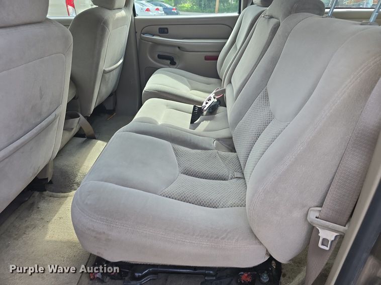 image for item DQ5122 2004 Chevrolet Suburban SUV
