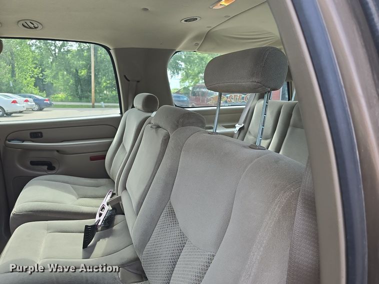 image for item DQ5122 2004 Chevrolet Suburban SUV