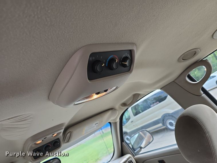 image for item DQ5122 2004 Chevrolet Suburban SUV