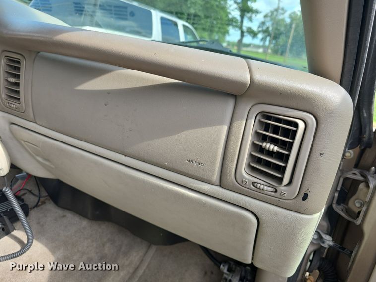 image for item DQ5122 2004 Chevrolet Suburban SUV