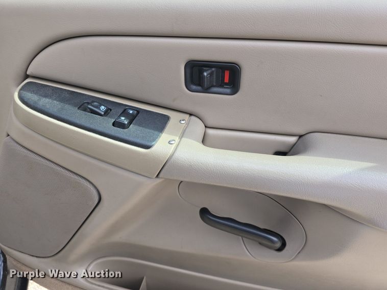 image for item DQ5122 2004 Chevrolet Suburban SUV