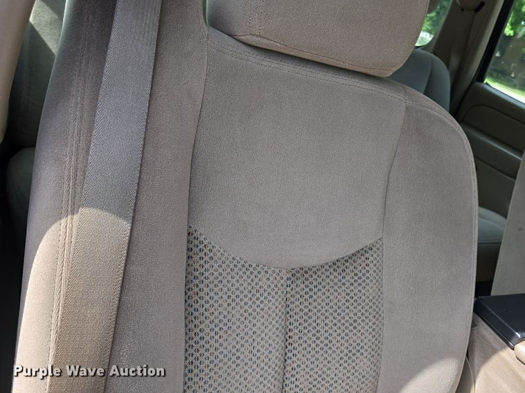 image for item DQ5122 2004 Chevrolet Suburban SUV