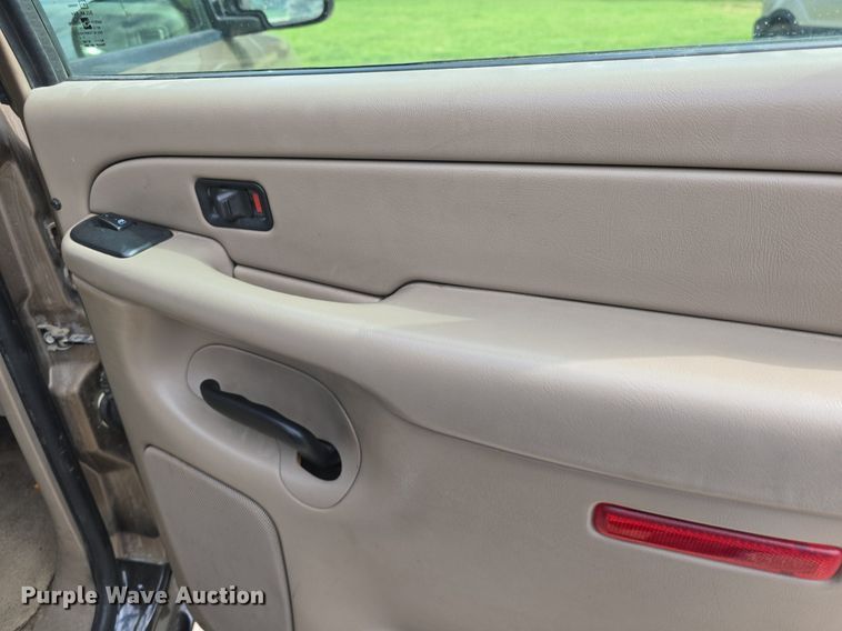 image for item DQ5122 2004 Chevrolet Suburban SUV