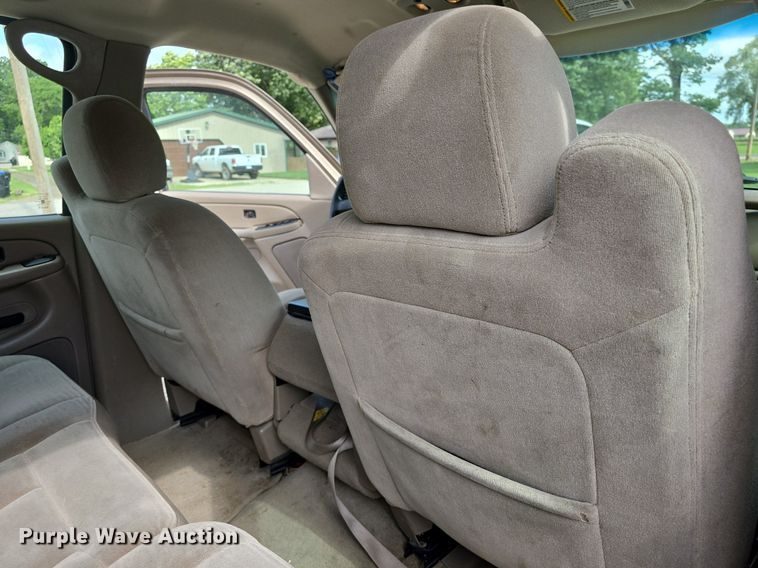 image for item DQ5122 2004 Chevrolet Suburban SUV