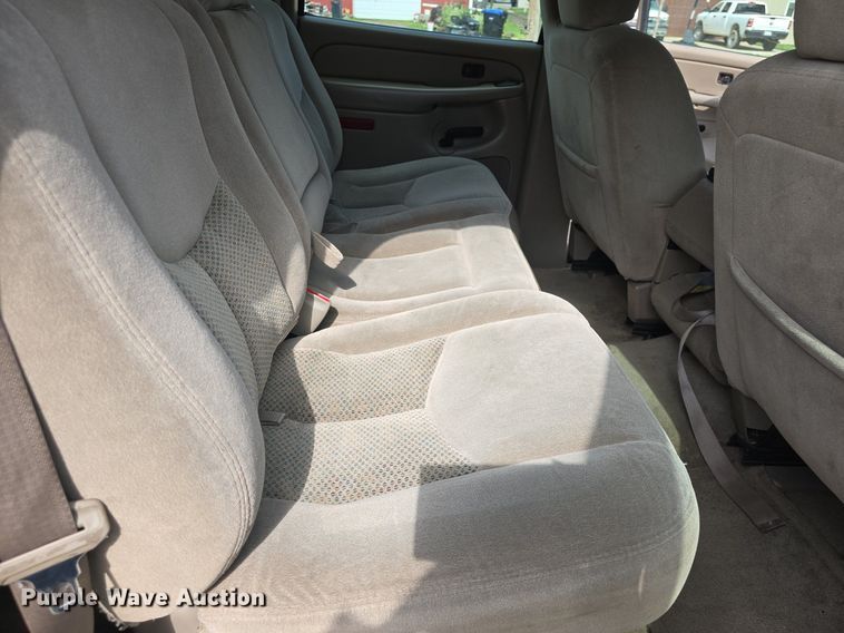 image for item DQ5122 2004 Chevrolet Suburban SUV