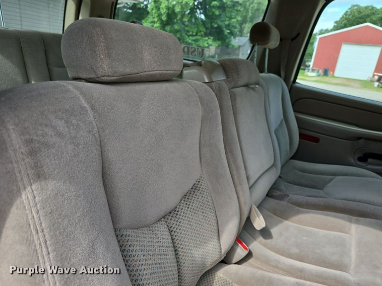 image for item DQ5122 2004 Chevrolet Suburban SUV