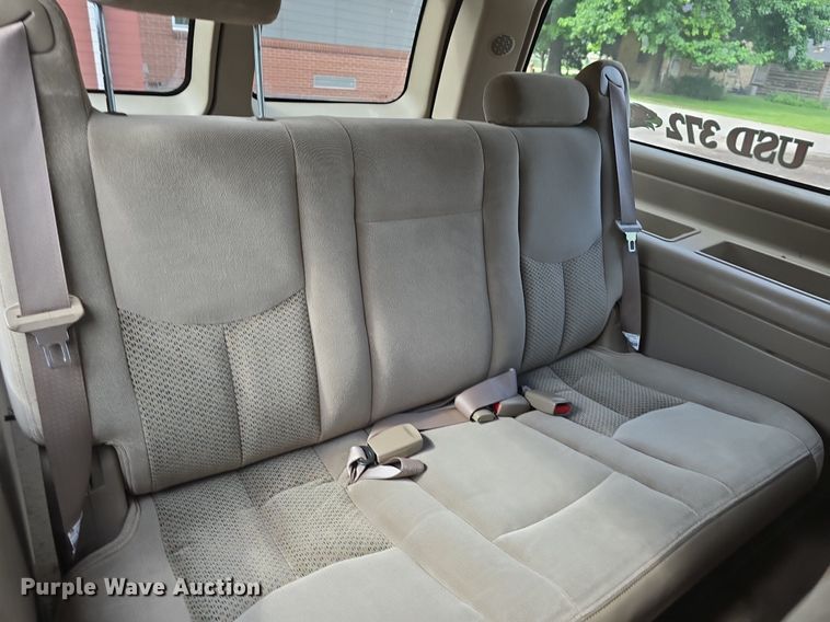 image for item DQ5122 2004 Chevrolet Suburban SUV