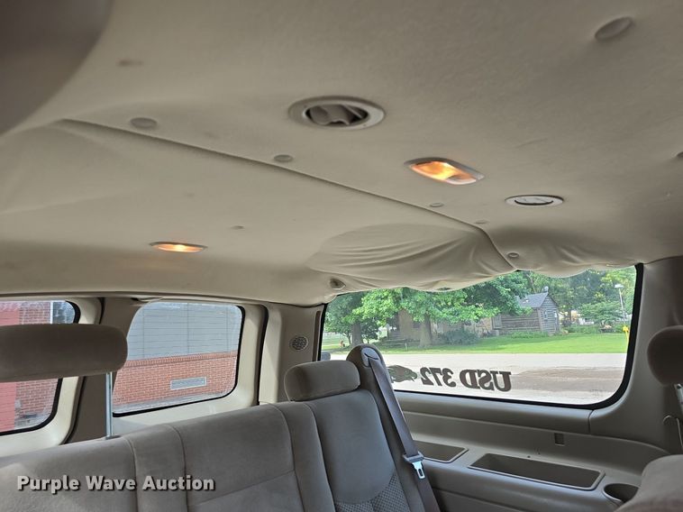 image for item DQ5122 2004 Chevrolet Suburban SUV