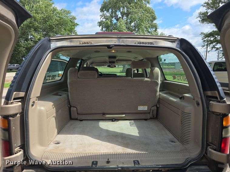 image for item DQ5122 2004 Chevrolet Suburban SUV