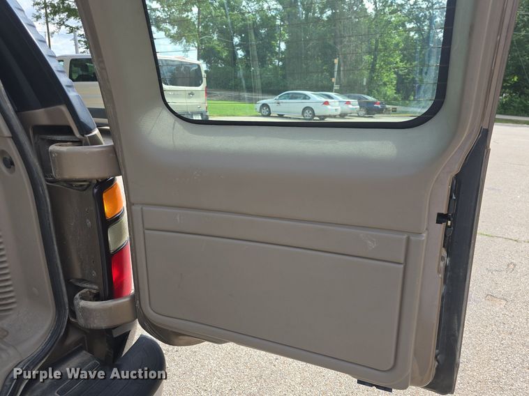 image for item DQ5122 2004 Chevrolet Suburban SUV