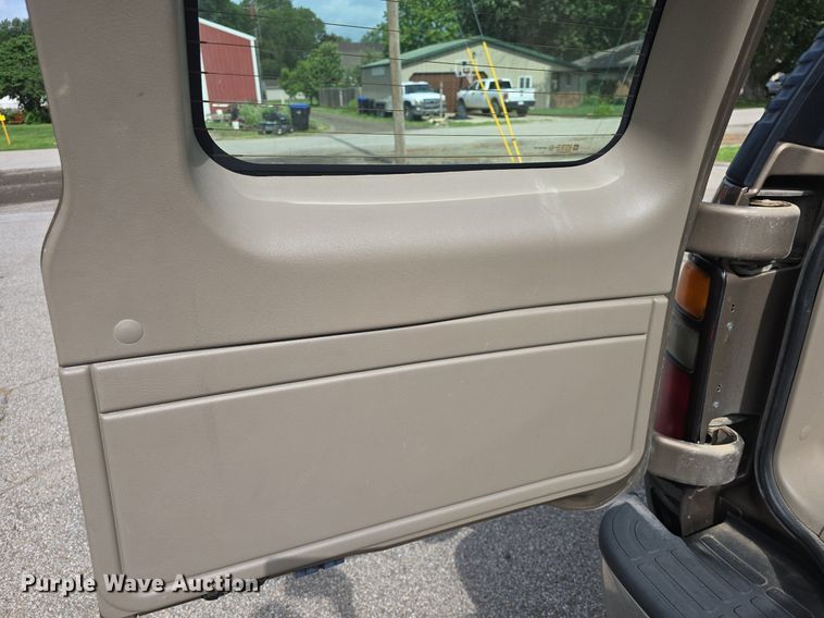 image for item DQ5122 2004 Chevrolet Suburban SUV