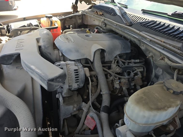 image for item DQ5122 2004 Chevrolet Suburban SUV