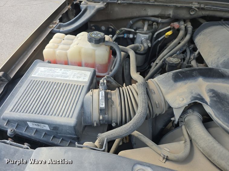 image for item DQ5122 2004 Chevrolet Suburban SUV