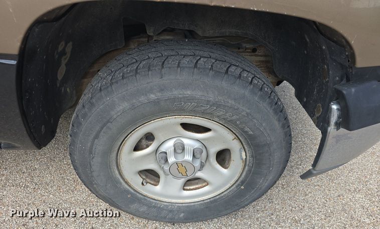 image for item DQ5122 2004 Chevrolet Suburban SUV