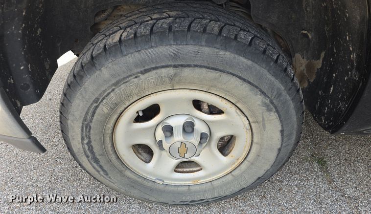 image for item DQ5122 2004 Chevrolet Suburban SUV