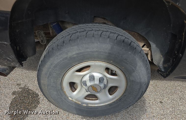 image for item DQ5122 2004 Chevrolet Suburban SUV