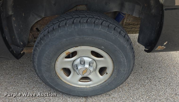 image for item DQ5122 2004 Chevrolet Suburban SUV