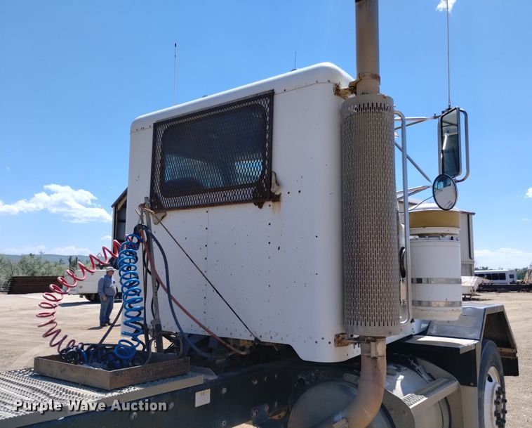 image for item DQ6133 1993 Peterbilt  357 semi truck