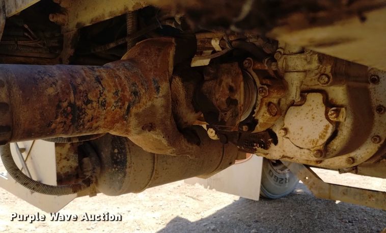 image for item DQ6133 1993 Peterbilt  357 semi truck