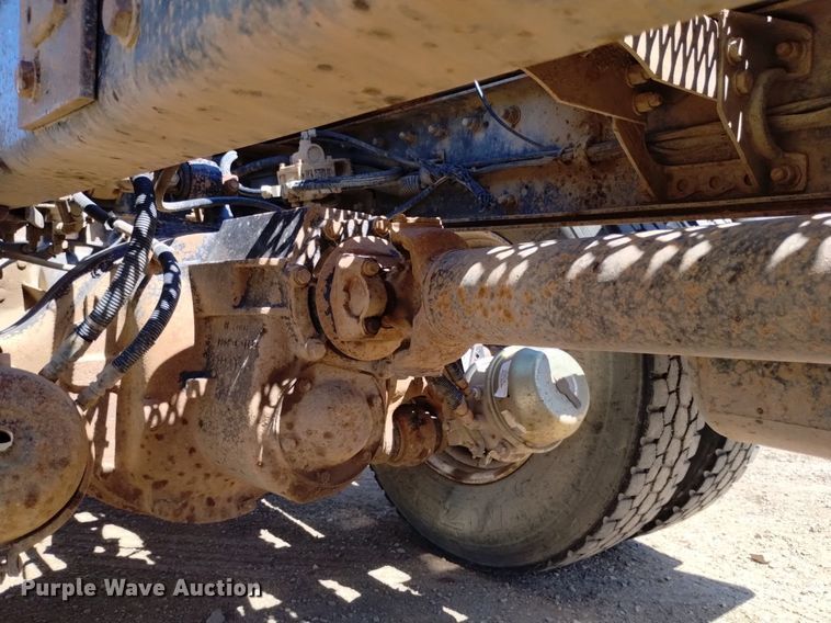 image for item DQ6133 1993 Peterbilt  357 semi truck