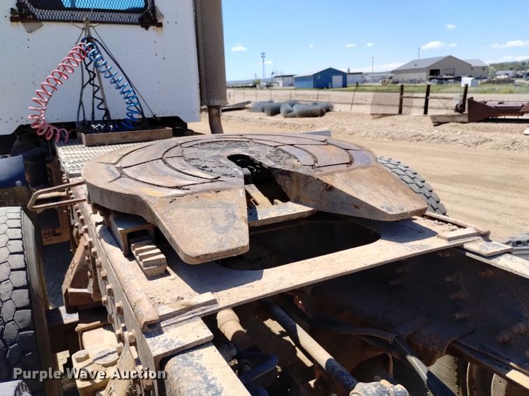 image for item DQ6133 1993 Peterbilt  357 semi truck