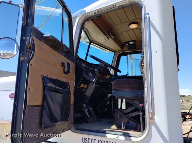 image for item DQ6133 1993 Peterbilt  357 semi truck